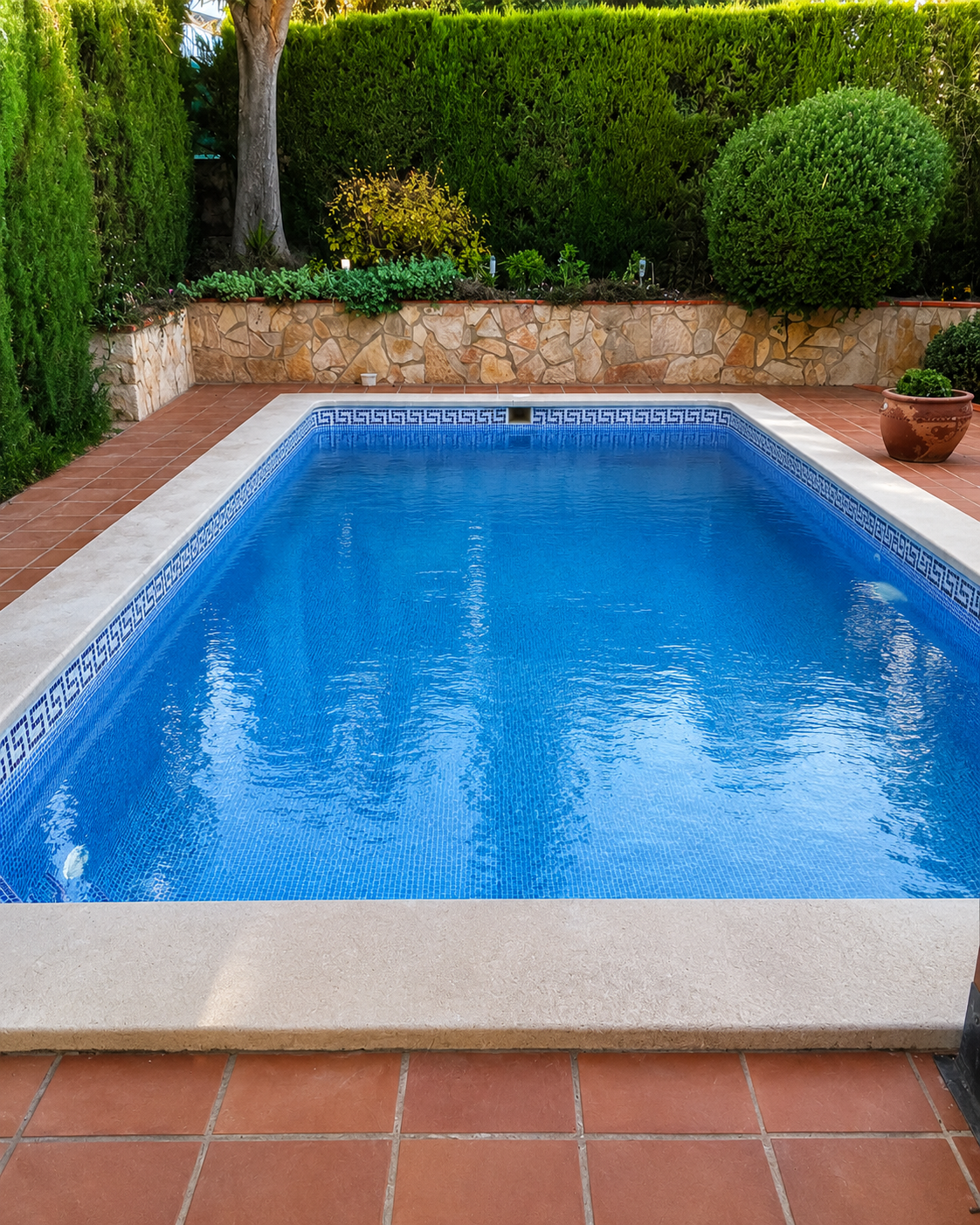 Piscina y terraza reformada